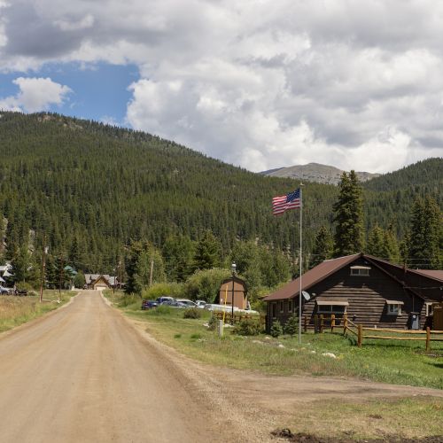 a cabin with a flag pole outside in Pitkin, Colorado