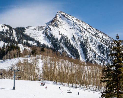 The view of Crested Butte peak, a pointy mountain peak with ski runs coming off it.
