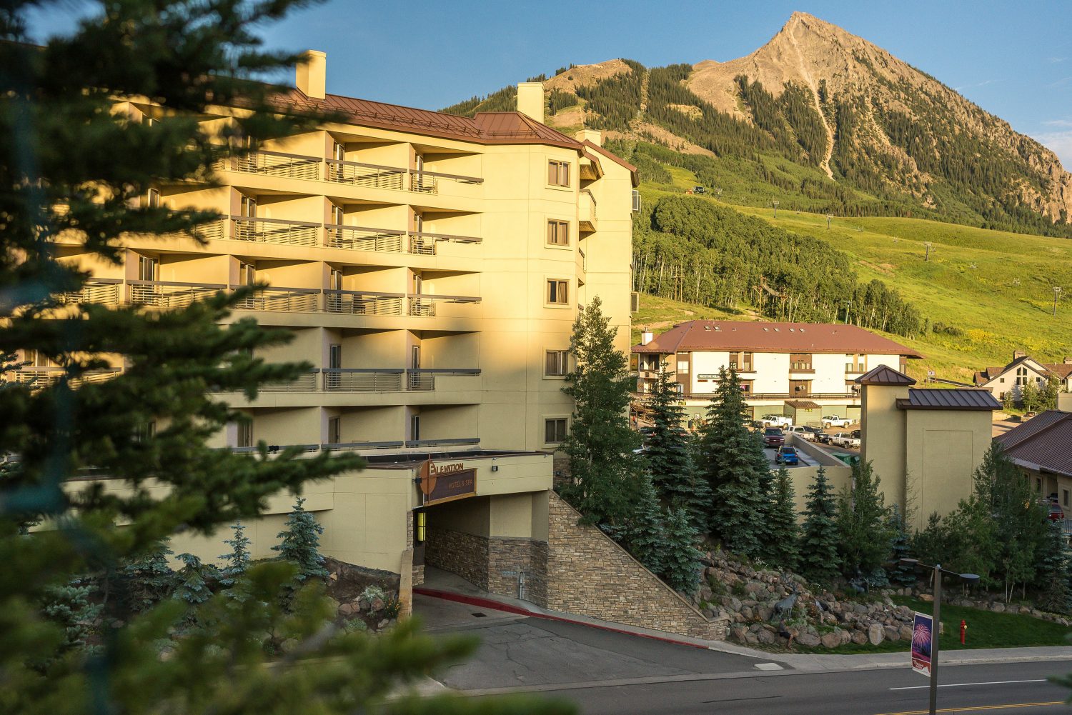Pet friendly hotels crested butte